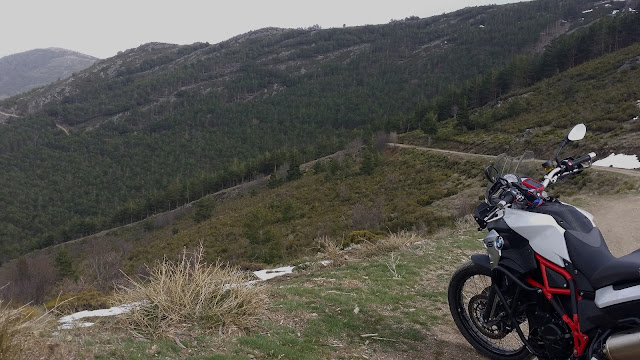 BMW F800GS. Trail Forever. Agua y verde por la Sierra Norte.