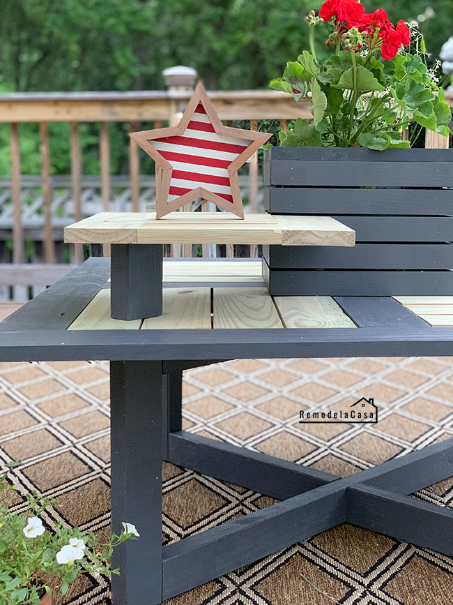 DIY Outdoor Coffee Table with Planter Remodelando la Casa