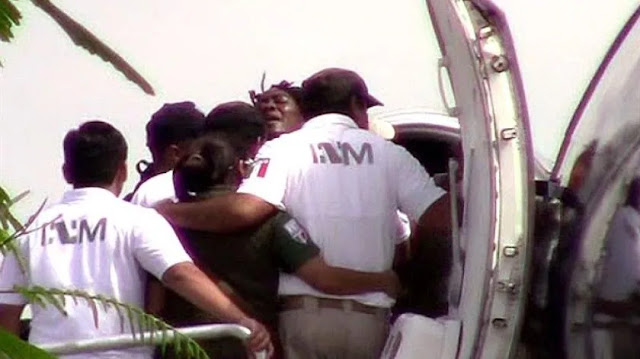 Entre empujones y mordidas intentan evitar deportación migrantes haitianos 
