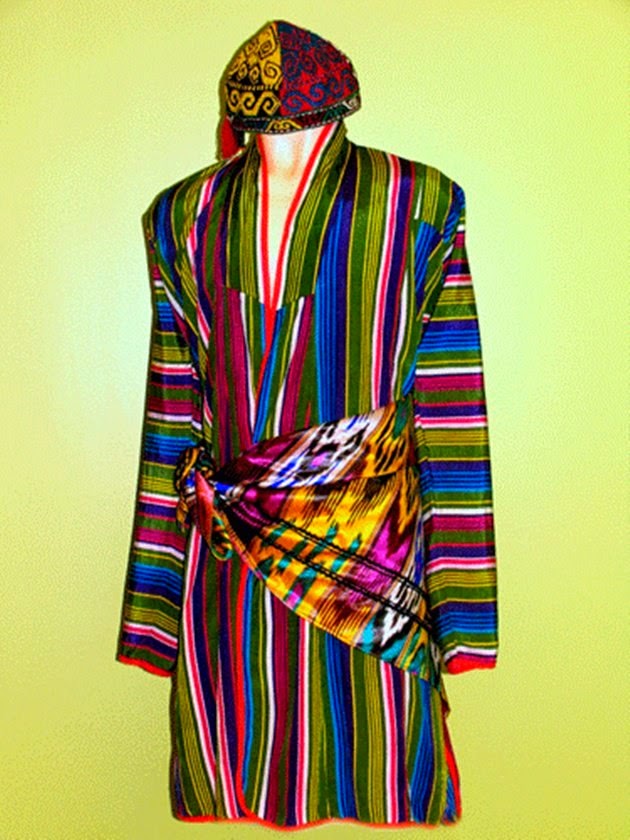 Таджикский халат. Халат национальный Узбекистан чапан. Узбекский национальный костюм мужской чапан. Бухарский чапан. Национальная одежда Узбекистана чапан.