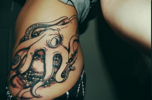 Тату осьминог на попе