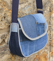 Sac à main Besace en jeans recyclés monté façon patchwork, intérieur coton ethnique coloris violet, turquoise, jaune, passepoil gris clair, deux poches en soufflet devant, biais gris clair sur le rabat, entièrement doublé pour le rendre semi-rigide, anse coton bleu marine, boucles couleur argent, surpiqures jaunes et rouge .  Dimensions : 24 x 18 x 7 cm environ.