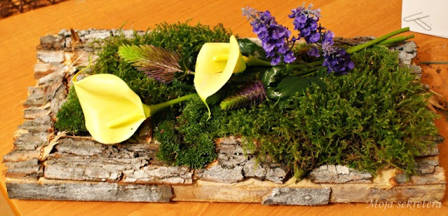 dekoracja na grób z kory, mchu i kwiatów