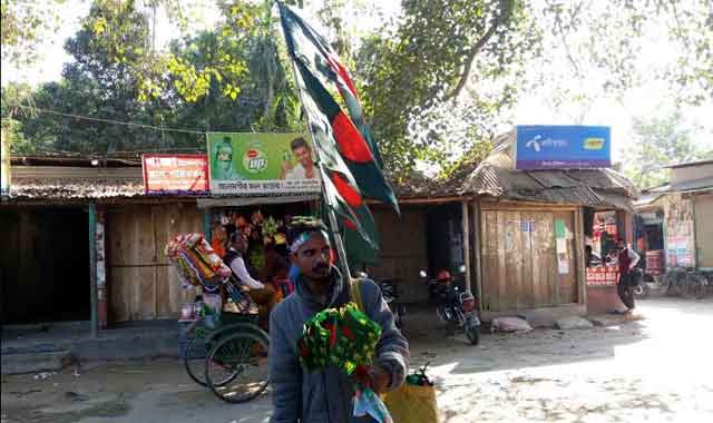 The red rose flag has been sold in the month of victory বিজয়ের মাসে শুরু হয়েছে লাল সবুজের পতাকা বিক্রি