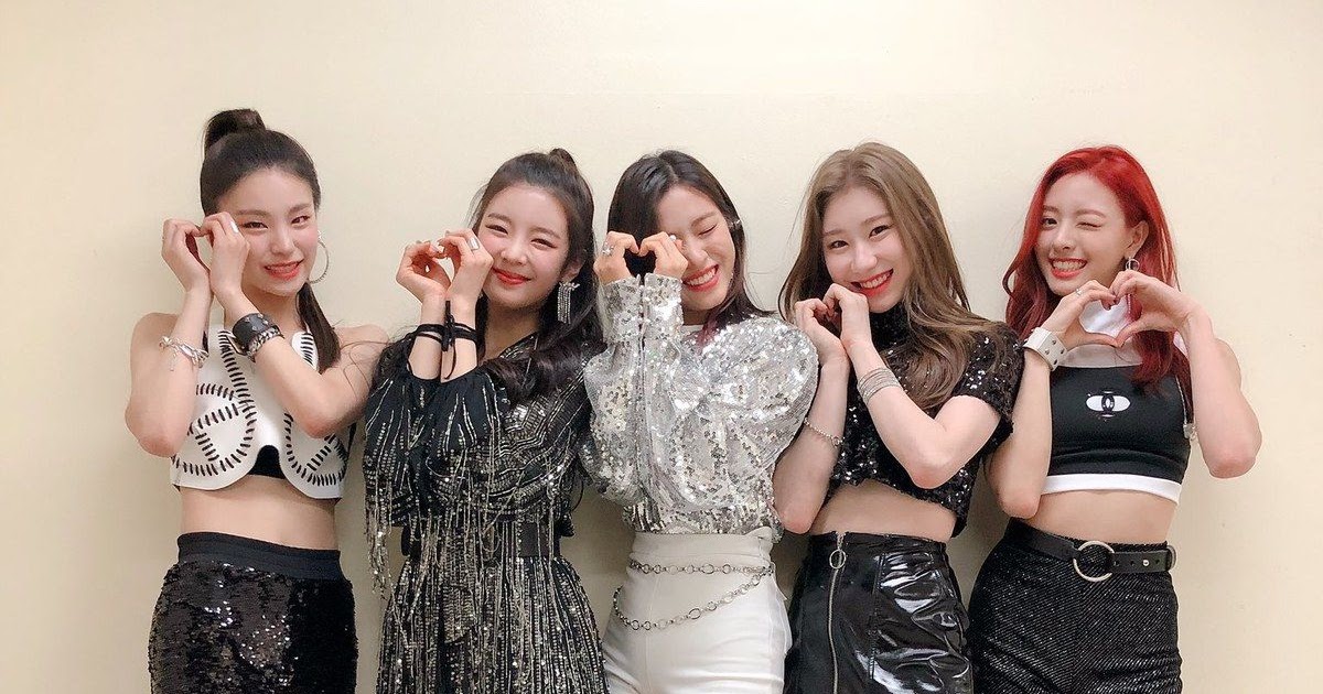 Itzy дебют. Itzy группа дебют. группа itzy ёнджи. группа itzy cheshire. itzy общее фото.