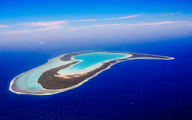 atollo paradisiaco a forma di cuore mare blu azzurro