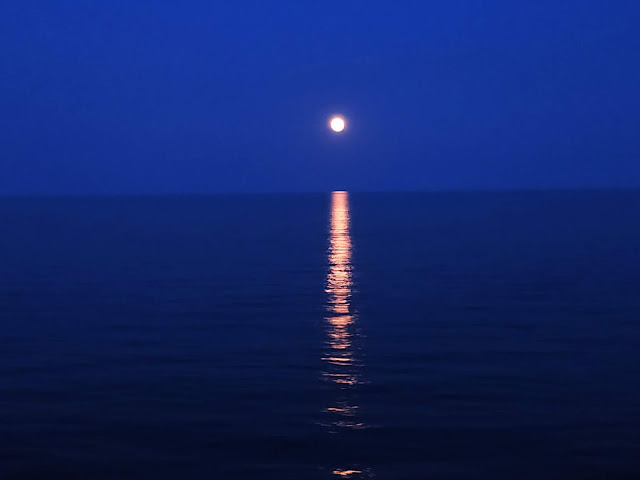 Clair de lune se reflétant sur la Méditerranée.