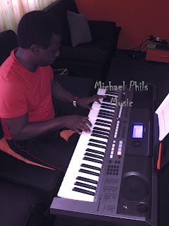 choir master playing oise iyanu on piano