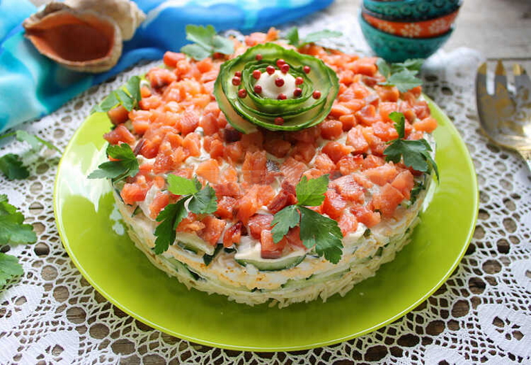 В ГОСТЯХ У НИНЫ Слоёный салат из малосолёной горбуши с