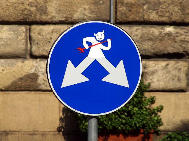 Devil with a trident, Clet Abraham, piazza della Repubblica, Livorno