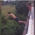 Jovens arriscam vida pulando de cima de ponte sobre rio Piancó, em Itaporanga