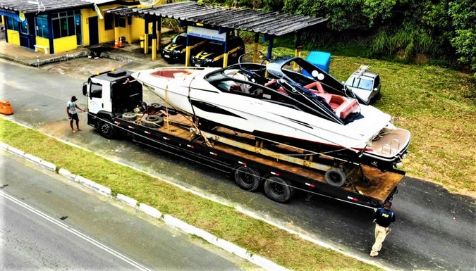 VÍDEO: PRF flagra barco de luxo sendo transportado de forma irregular no Sul da Bahia