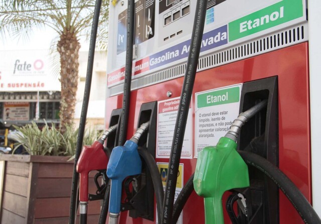 Procon dá prazo para distribuidoras explicarem porque não baixaram preço do combustível