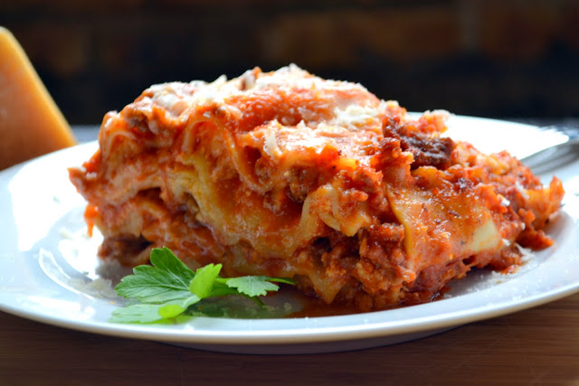 Hardly Housewives: Slow Cooker Lasagna
