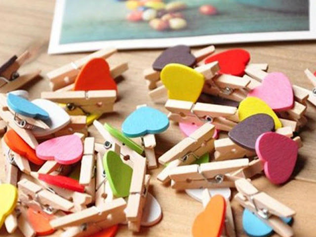 pinzas de madera con corazones de colores