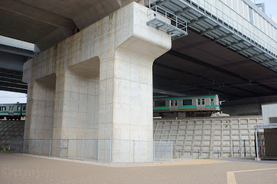 成田湯川駅をアンダーパスする成田線E231系