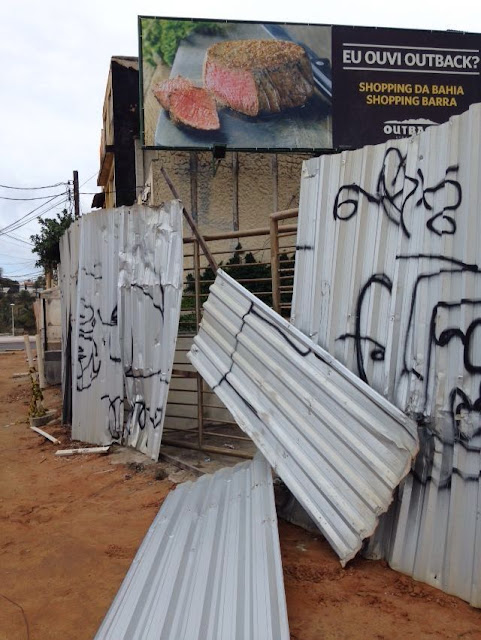 Casarão da antiga Chaves na Rua da Paciência virou abrigo de marginais Casarão da antiga Chaves na Rua da Paciência virou abrigo de marginais