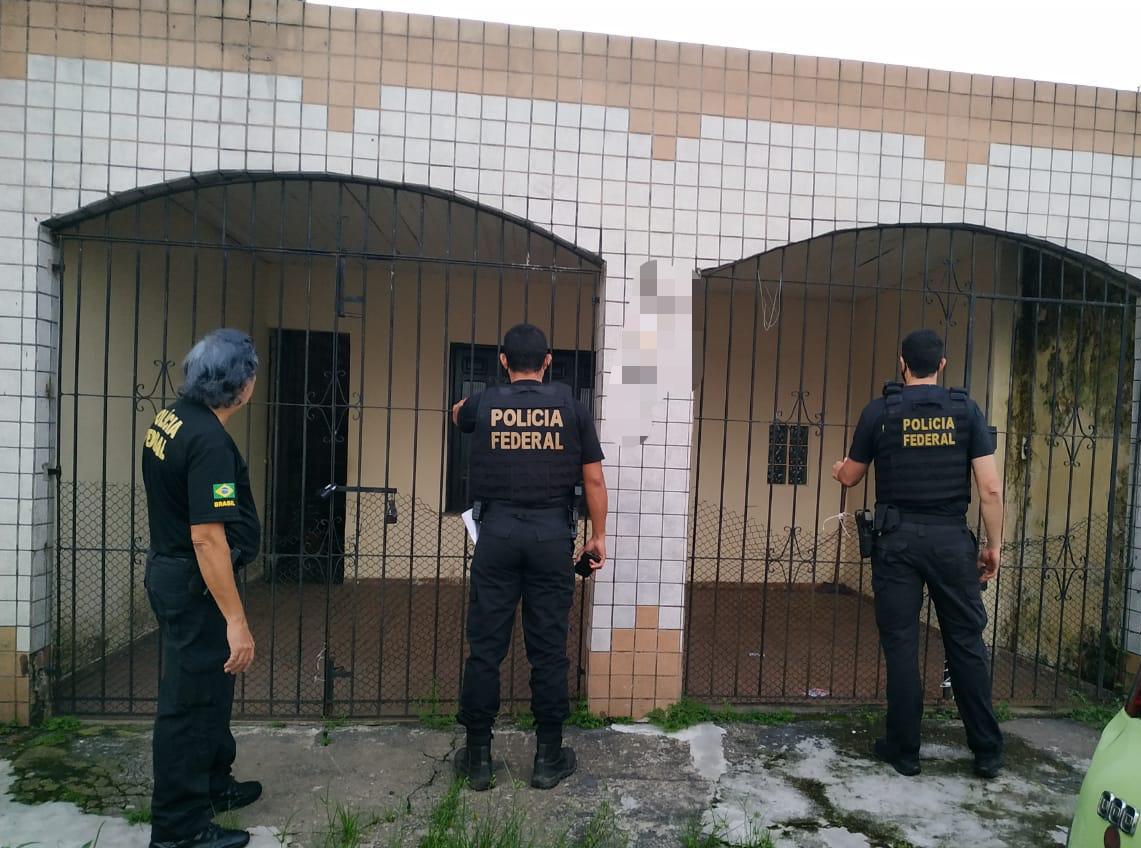 A Polícia Federal deflagrou, na data de hoje (22/07/2021), a Operação Animus Fraudandi, em continuidade ao combate às fraudes aos Benefícios Emergenciais, os quais são pagos a parte da população com dificuldades financeiras em razão da pandemia. Os trabalhos realizados são resultantes de uma união de esforços denominada Estratégia Integrada de Atuação contra as Fraudes ao Auxílio Emergencial (EIAFAE), da qual participam a Polícia Federal, Ministério Público Federal, Ministério da Cidadania, CAIXA, Receita Federal, Controladoria-Geral da União e Tribunal de Contas da União. Os objetivos da atuação interinstitucional conjunta são a identificação de fraudes massivas e a desarticulação de organizações criminosas, com a responsabilização de seus integrantes, além de recuperar os valores para o erário. A Polícia Federal já realizou a deflagração de 114 (cento e catorze) Operações Policiais visando ao combate às fraudes aos Benefícios Emergenciais, com a expedição de mais de 443 (quatrocentos e quarenta e três) Mandados de Busca e de 50 (cinquenta) Mandados de Prisão. A Hipótese Criminal investigada na operação deflagrada nesta quinta-feira no Pará, cinge-se aos crimes de furto qualificado mediante fraude, falsidade ideológica e lavagem de dinheiro, praticados por indivíduos que teriam se beneficiado de valores fraudados do auxílio emergencial de, ao menos, 20 (vinte) vítimas. Os policiais federais cumprem nesta manhã, 02 mandados de busca e apreensão e sequestro/bloqueio de bens e valores expedidos pela 4ª Vara Criminal Federal da Secção Judiciária no Estado do Pará. Caso o resultado do cumprimento dos Mandados corrobore a Hipótese Criminal, os envolvidos serão indiciados, estando sujeitos a penas que somadas podem chegar a mais de 20 anos de prisão. Nesta data, ao total, estão sendo cumpridos 29 (vinte e nove) Mandados de Busca e Apreensão, e 4 (quatro) Mandados de Sequestro de Bens, perfazendo um total de aproximadamente de até R$ 60 mil bloqueados por determinação judicial. As ações ocorrem nos Estados da Bahia, Ceará, Maranhão, Mato Grosso, Pará e Santa Catarina, com a participação de aproximadamente 120 Policiais Federais. A operação foi batizada Animus Fraudandi, expressão latina que significa “intenção de fraudar”, à qual remete ao caráter fraudulento e intencional dos desvios de valores identificados no curso das investigações. Destaca-se que em razão da atual crise de saúde pública, foi adotada logística especial de preservação do contágio com distribuição de EPI’s a todos os envolvidos, a fim de preservar a saúde dos policiais, testemunhas e investigados. A Polícia Federal deflagrou, na data de hoje (22/07/2021), a Operação Animus Fraudandi, em continuidade ao combate às fraudes aos Benefícios Emergenciais, os quais são pagos a parte da população com dificuldades financeiras em razão da pandemia. Os trabalhos realizados são resultantes de uma união de esforços denominada Estratégia Integrada de Atuação contra as Fraudes ao Auxílio Emergencial (EIAFAE), da qual participam a Polícia Federal, Ministério Público Federal, Ministério da Cidadania, CAIXA, Receita Federal, Controladoria-Geral da União e Tribunal de Contas da União. Os objetivos da atuação interinstitucional conjunta são a identificação de fraudes massivas e a desarticulação de organizações criminosas, com a responsabilização de seus integrantes, além de recuperar os valores para o erário. A Polícia Federal já realizou a deflagração de 114 (cento e catorze) Operações Policiais visando ao combate às fraudes aos Benefícios Emergenciais, com a expedição de mais de 443 (quatrocentos e quarenta e três) Mandados de Busca e de 50 (cinquenta) Mandados de Prisão. A Hipótese Criminal investigada na operação deflagrada nesta quinta-feira no Pará, cinge-se aos crimes de furto qualificado mediante fraude, falsidade ideológica e lavagem de dinheiro, praticados por indivíduos que teriam se beneficiado de valores fraudados do auxílio emergencial de, ao menos, 20 (vinte) vítimas. Os policiais federais cumprem nesta manhã, 02 mandados de busca e apreensão e sequestro/bloqueio de bens e valores expedidos pela 4ª Vara Criminal Federal da Secção Judiciária no Estado do Pará. Caso o resultado do cumprimento dos Mandados corrobore a Hipótese Criminal, os envolvidos serão indiciados, estando sujeitos a penas que somadas podem chegar a mais de 20 anos de prisão. Nesta data, ao total, estão sendo cumpridos 29 (vinte e nove) Mandados de Busca e Apreensão, e 4 (quatro) Mandados de Sequestro de Bens, perfazendo um total de aproximadamente de até R$ 60 mil bloqueados por determinação judicial. As ações ocorrem nos Estados da Bahia, Ceará, Maranhão, Mato Grosso, Pará e Santa Catarina, com a participação de aproximadamente 120 Policiais Federais. A operação foi batizada Animus Fraudandi, expressão latina que significa “intenção de fraudar”, à qual remete ao caráter fraudulento e intencional dos desvios de valores identificados no curso das investigações. Destaca-se que em razão da atual crise de saúde pública, foi adotada logística especial de preservação do contágio com distribuição de EPI’s a todos os envolvidos, a fim de preservar a saúde dos policiais, testemunhas e investigados.