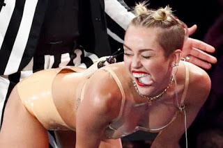 Foto Seksi Miley Cyrus Menjulurkan Lidah
