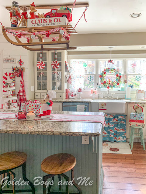 Christmas kitchen with colorful vintage style decor - www.goldenboysandme.com