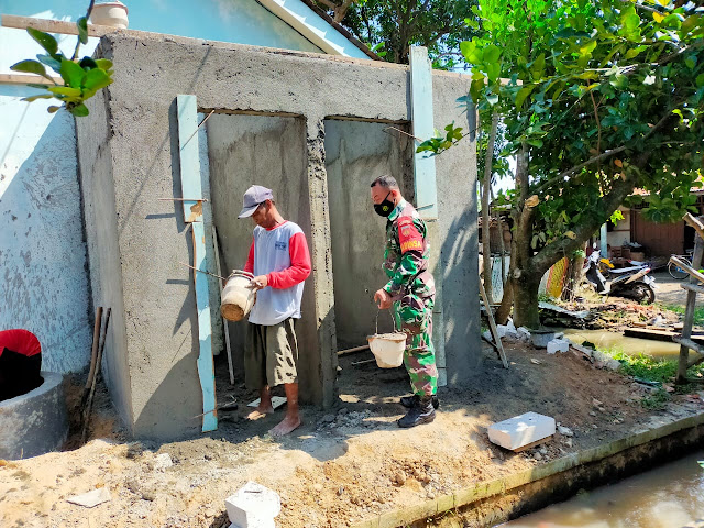 Babinsa Mojorejo Kerja Bakti Bantu Pembuatan MCK  Kantor Perpustakaan Desa
