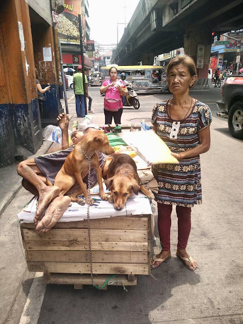 An old lady uses a 'kariton' to bring her sick husband to the hospital. Her story will surely break your heart! An old lady uses a 'kariton' to bring her sick husband to the hospital. Her story will surely break your heart!