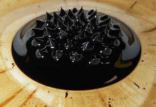 Neodimyum mıknatısı üzerinde ferrofluid