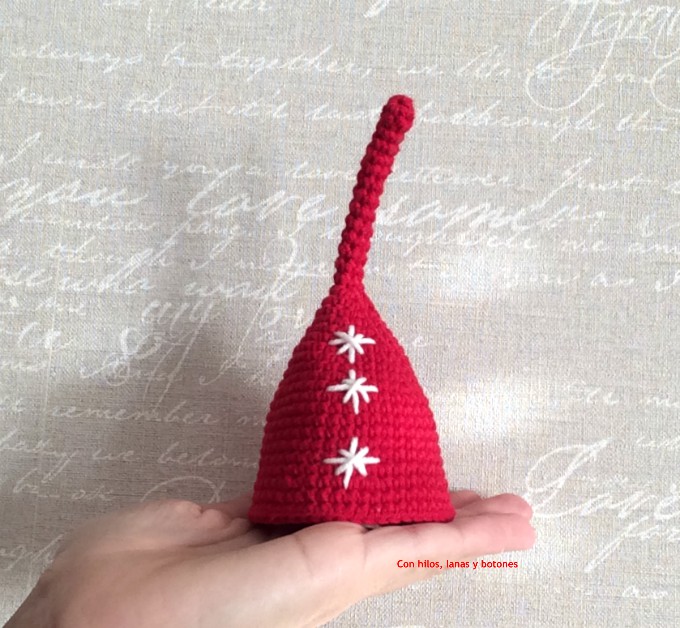 Con hilos, lanas y botones: Enanito de Navidad de ganchillo (patrón gratis)