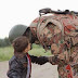 جندي عراقي يصافح طفل سوري بيده اليسرى و السبب لا يصدق !!!