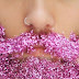 4 dicas para remover o glitter do corpo