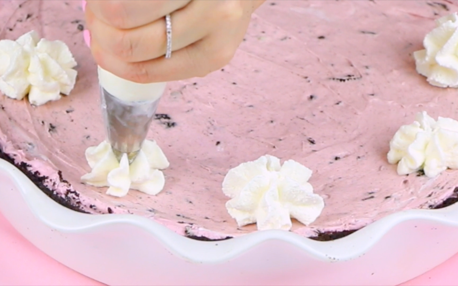 {VIDEO} THE BEST Easy Homemade Whipped Cream Frosting (stable for piping!) The Lindsay Ann