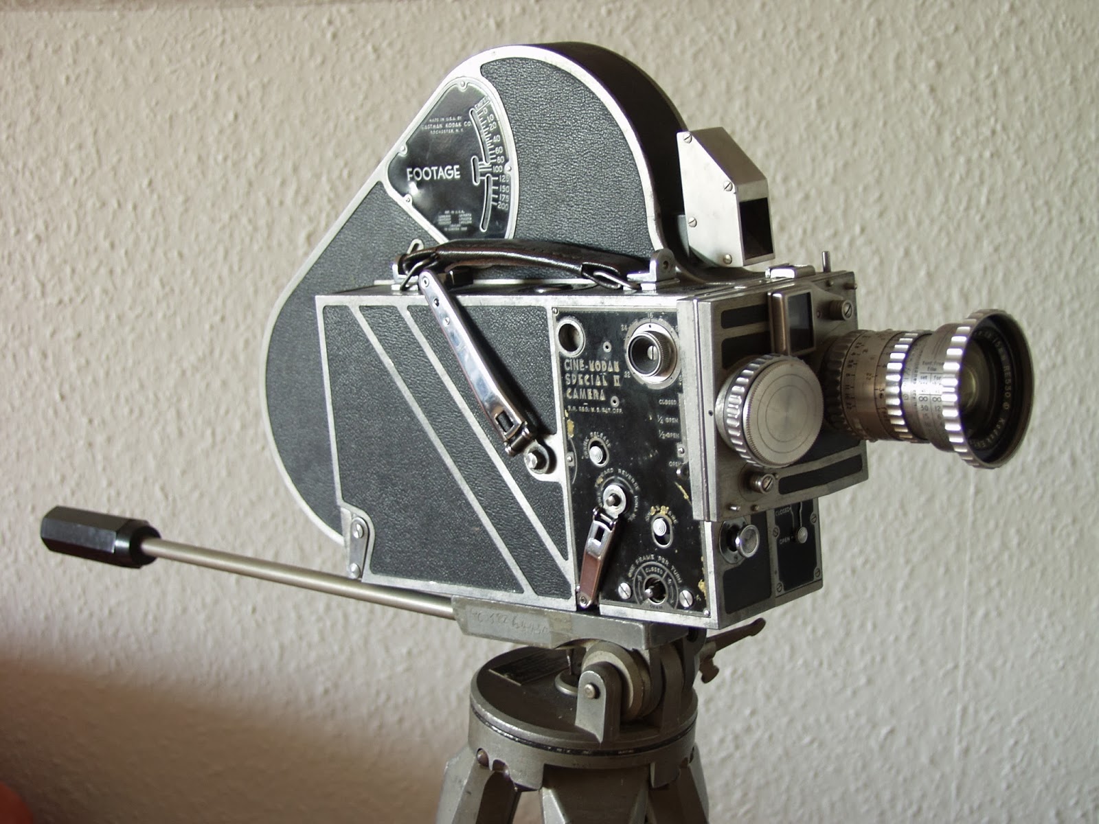 Кинокамера делает 32 за 2. Кинокамера 8 мм КОДАКЪ. Старая кинокамера. Советская кинокамера. Советские кинокамеры 8 мм.