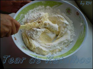 Misturando os ingredientes do sequilho de amido de milho (maisena).