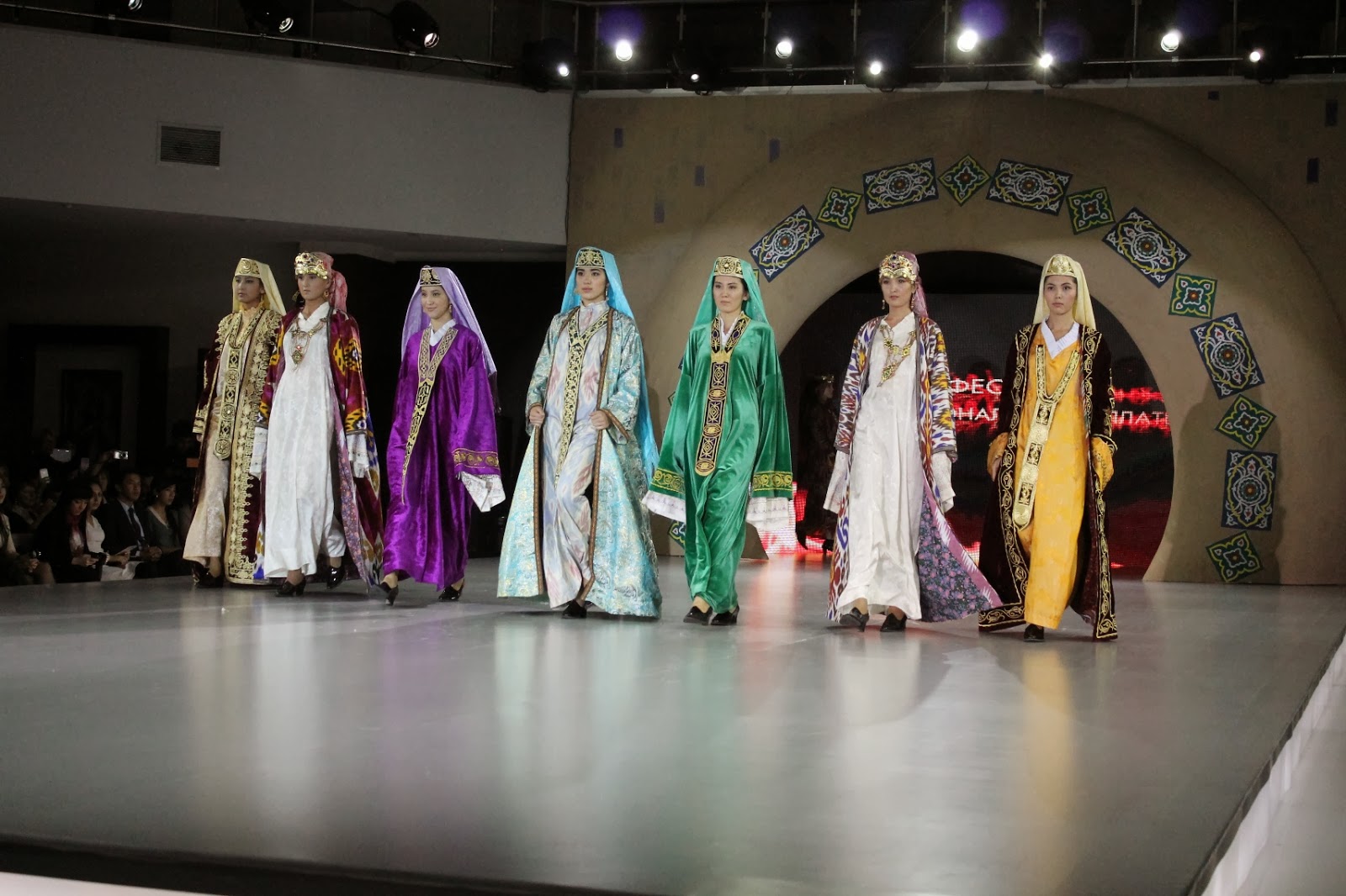 Костюм ташкент. Самарканд Национальная женская одежда. Национальный костюм Самарканда. Национальная одежда Самарканда. Националь костюм Узбекистана.