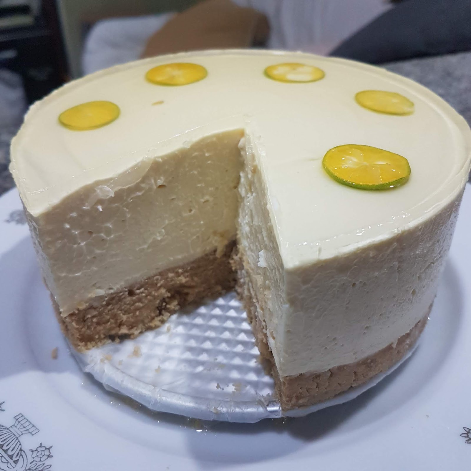 [Recipe] Nobake Calamansi Cheesecake on a Calamansi cake base and topped with a clear citrus