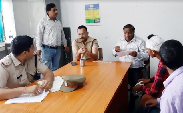 छुटटी के बाद छात्रों के दो गुटों में लड़ाई - newsonfloor.com