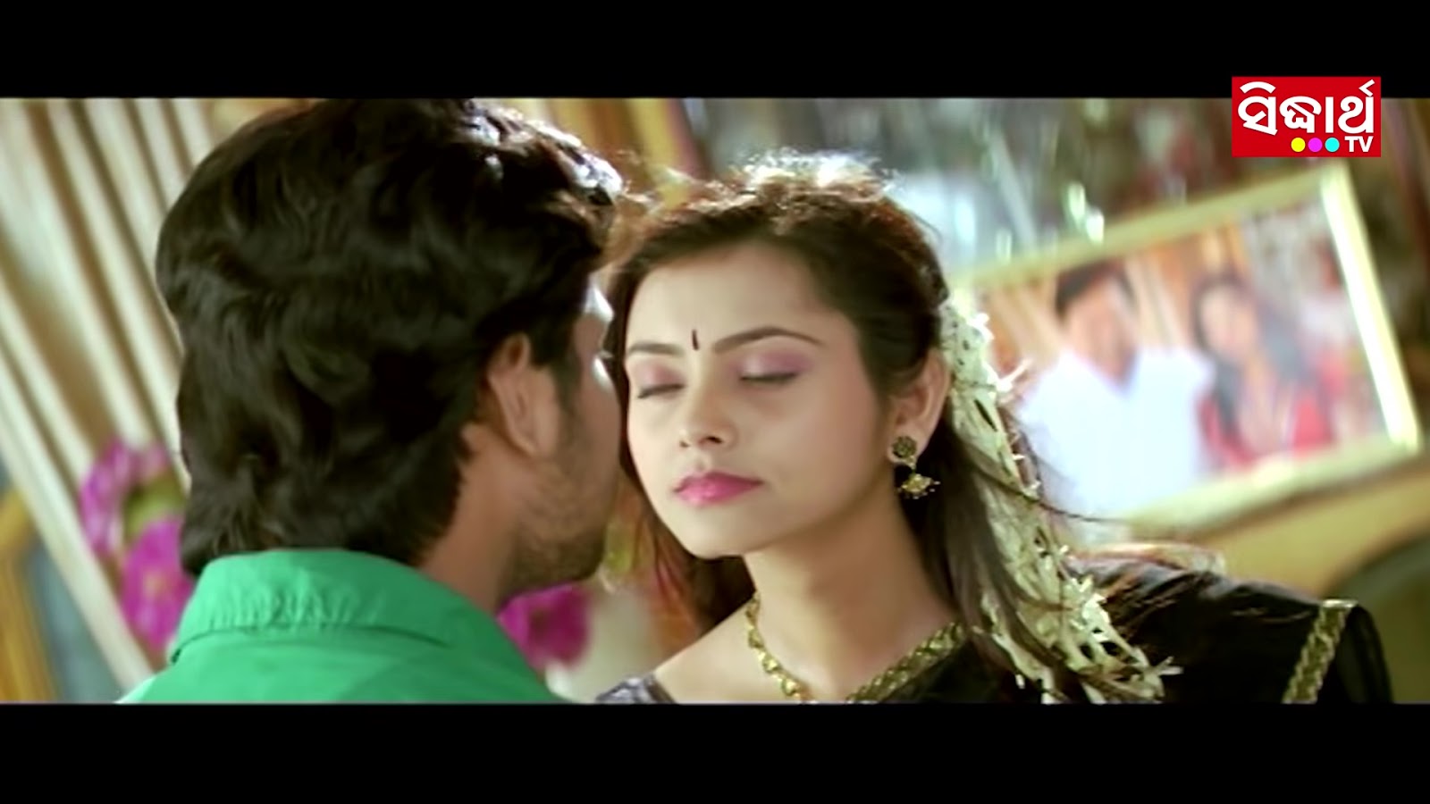 Neck Lover Beautiful Actress Throat Touched By Lucky Actor