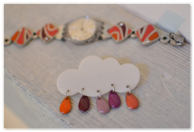 broche nuage et gouttes assorties à ma montre swatch corail orange violet