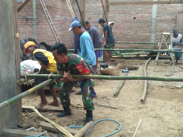 Kerja Nyata Babinsa Gondang bersama Masyarakat Bantu Bangun Rumah Warga Kerja Nyata Babinsa Gondang bersama Masyarakat Bantu Bangun Rumah Warga