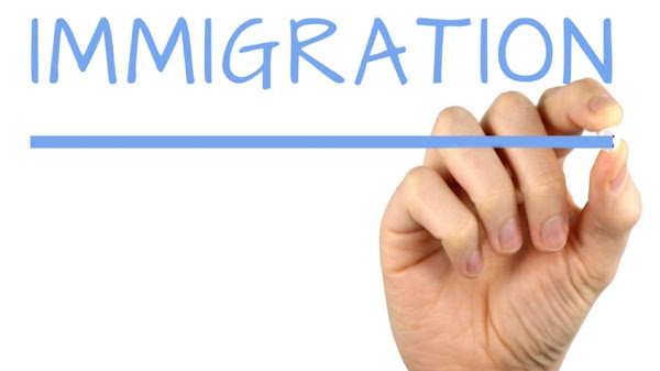 Macron ligoté par le lien avec l’immigration qui n’existe pas