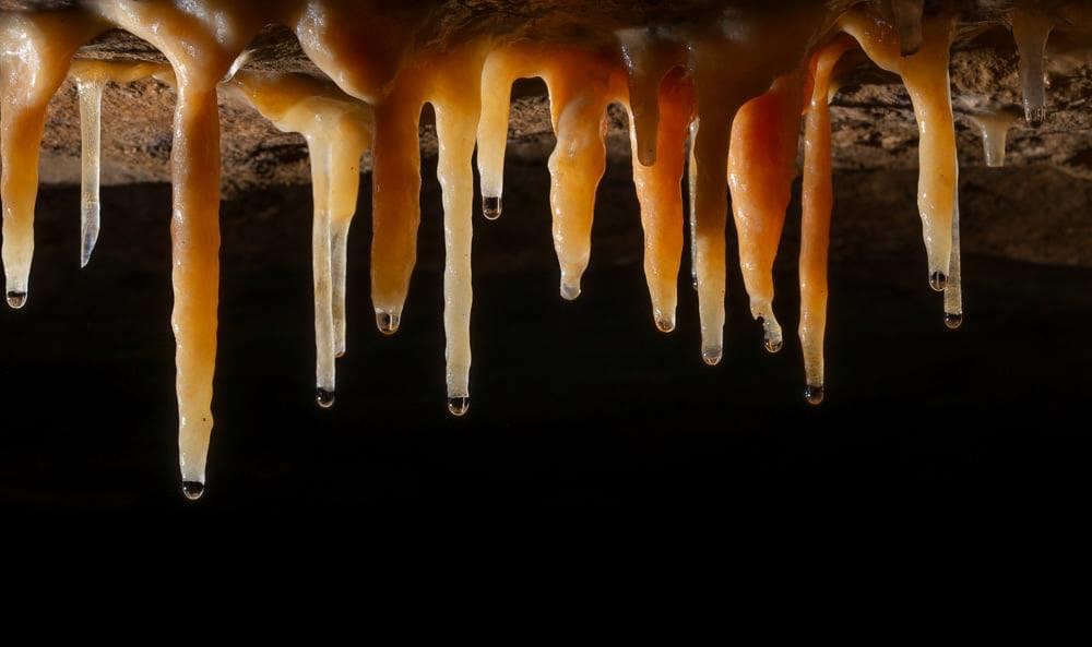 SPELEOLOGIE EN MEUSE: HISTOIRE DE STALACTITE ET GOUTTE D'EAU