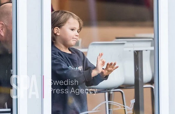 Princess Sofia of Sweden came to Mantorp Park together with her children Prince Alexander and Prince Gabriel to support Prince Carl Philip