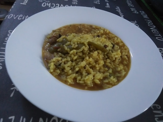 Arroz caldoso de embutido y verduras de paella