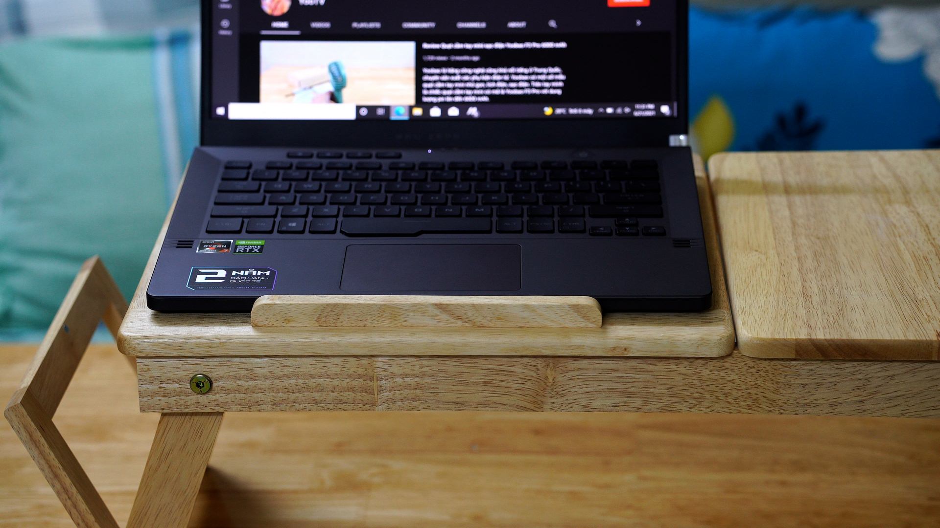 Trên tay bàn gỗ mini để máy tính laptop gấp gọn