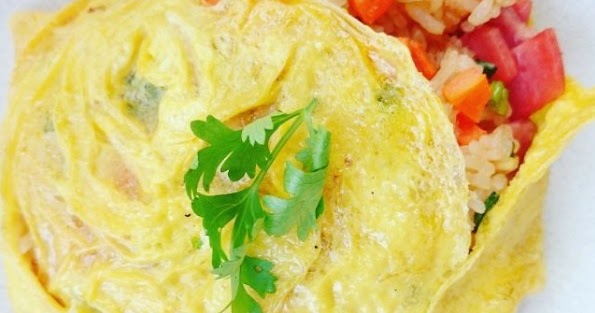 สูตรข้าวผัดกุ้งห่อไข่เมนูง่ายๆ แสนอร่อย และวิธีทำข้าวห่อไข่ให้สวยน่าทาน