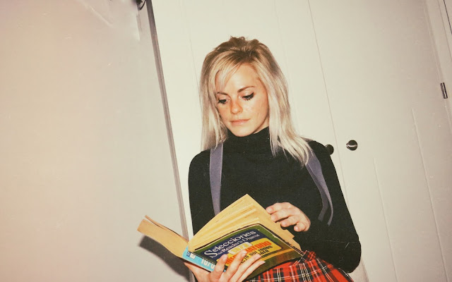 Alejandra Colomera vestida con jersey azul, falda roja cuadros escoceses, tirantes en color gris, calcetas gris y zapatos estilo colegial negro