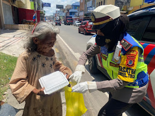 Polwan Cantik Polres Pinrang Berbagi dengan Jamaah Masjid