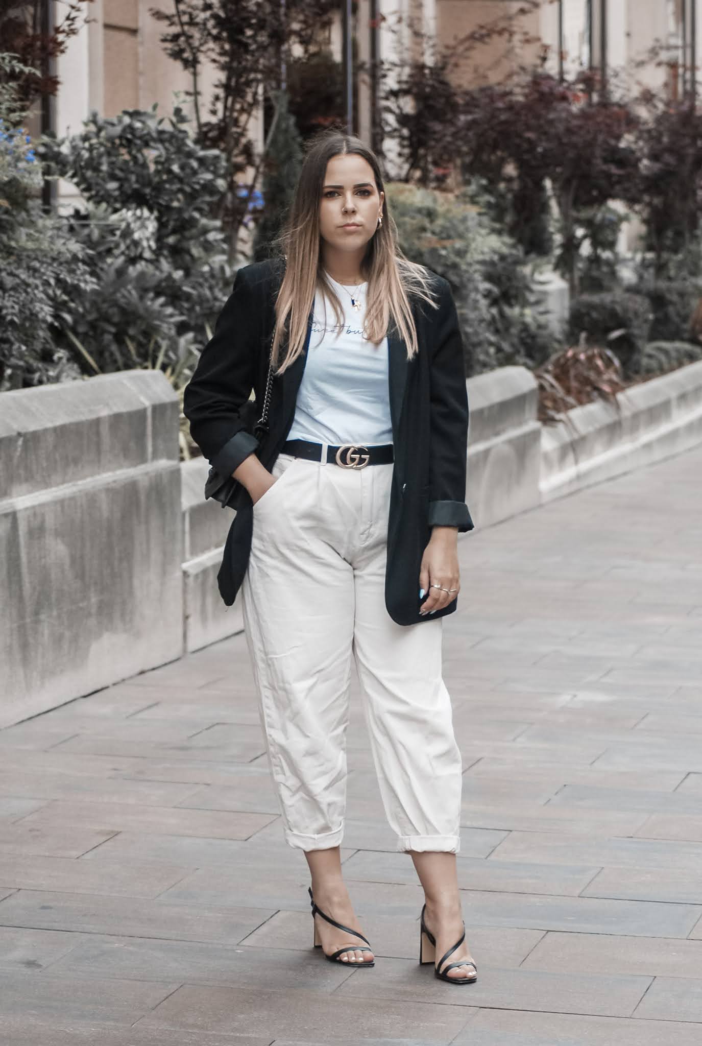Outfit con slouchy beige