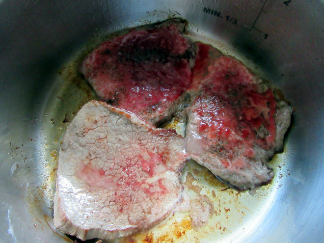 Junetina u umaku od šalota i rajčice 1 korak pripreme Beef with shallots and tomatoes by Laka kuharica: sauté meat in hot oil in a shallow pressure cooker pot