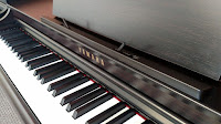 Yamaha CLP725 digital piano picture